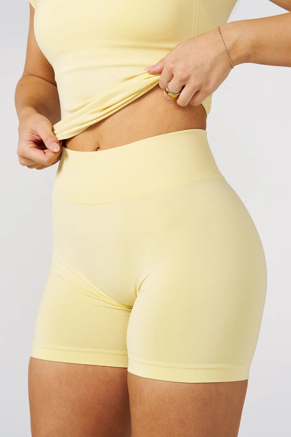 W133 - CURVE SEAMLESS SHORTS 4.75" - Yellow