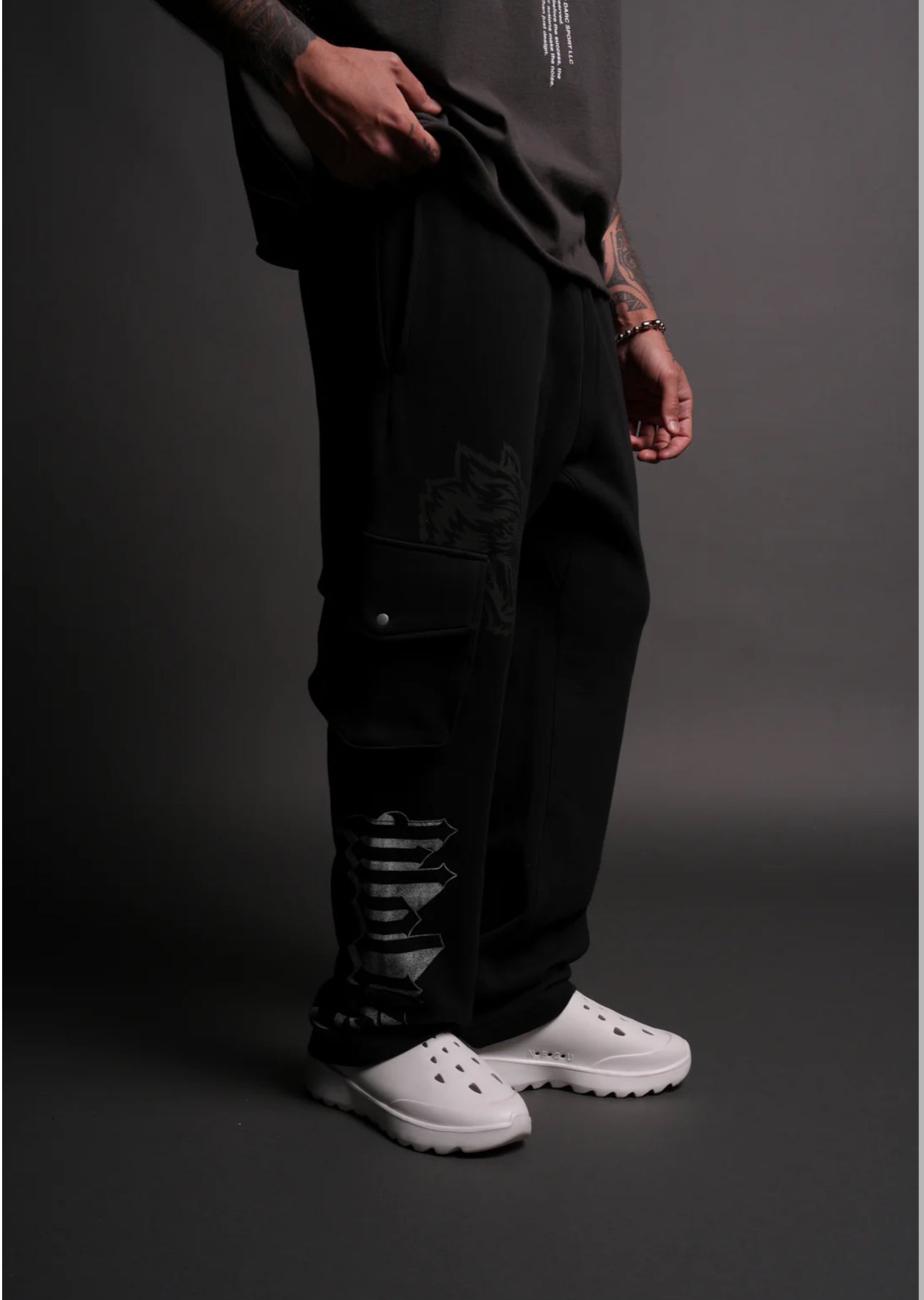 WOLVES REPRESENT BIGELOW CARGO SWEAT PANTS IN BLACK