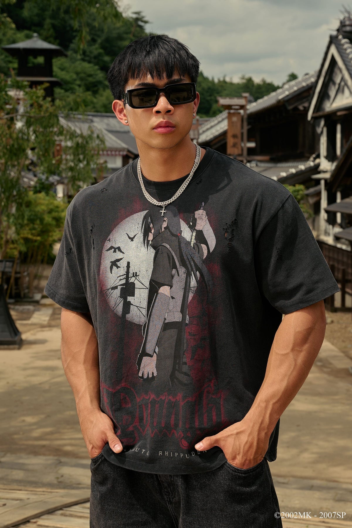 4318 - NARUTO DISTRESSED TEES Itachi